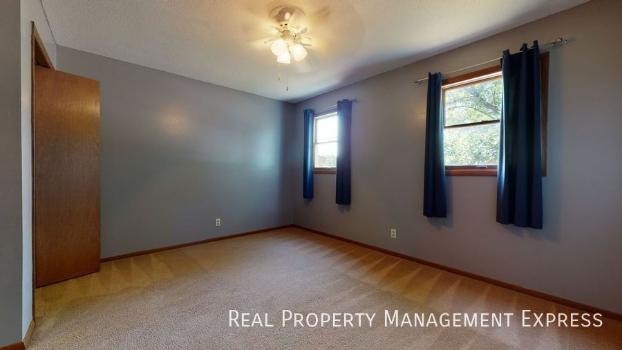 Building Photo - 3 Bed 2 Bath Duplex w/ Attached Garage