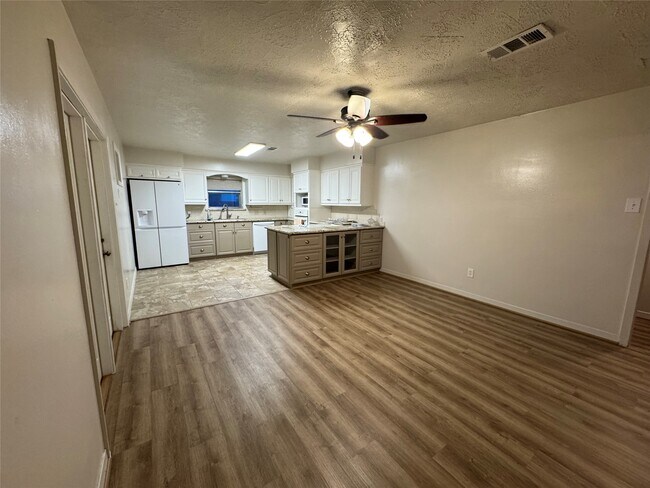 Building Photo - 2611 Prairie Ave