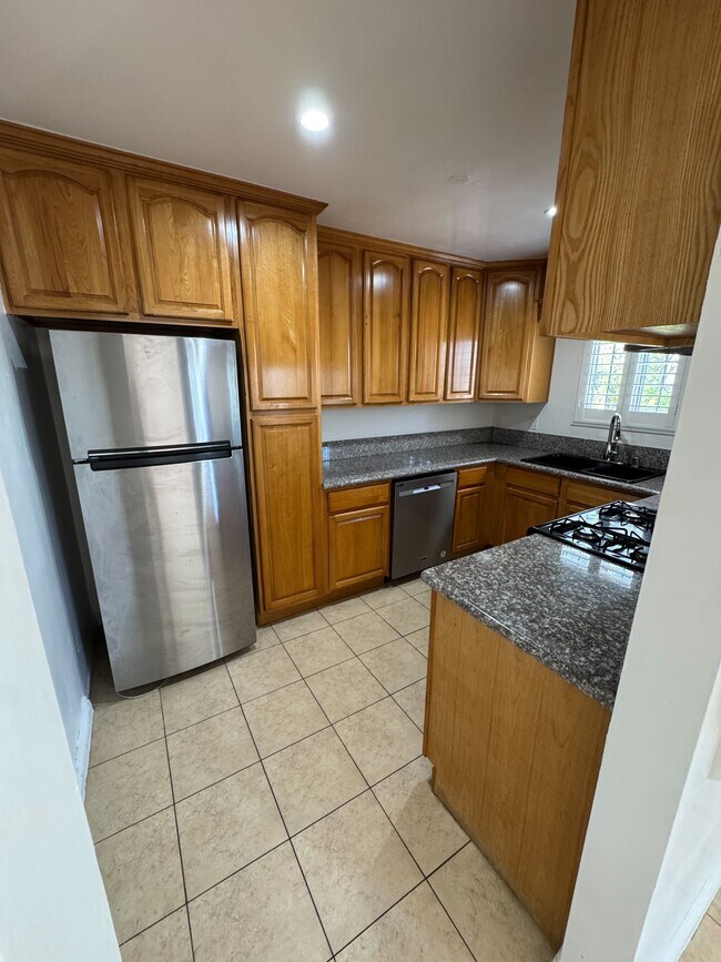 Building Photo - 3707 Kelton Ave