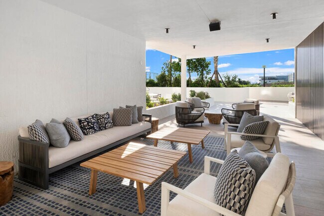 Building Photo - 1116 N Ocean Blvd