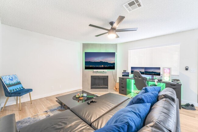 Building Photo - Modern Condo Living in Summerlin!