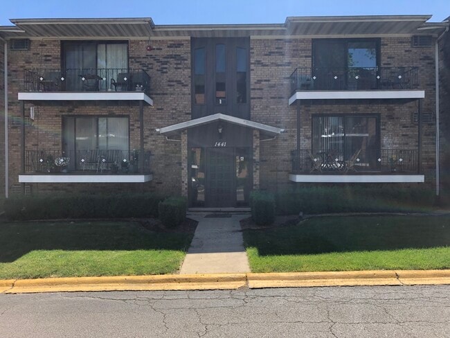 Building Photo - 1441 Carriage Ln