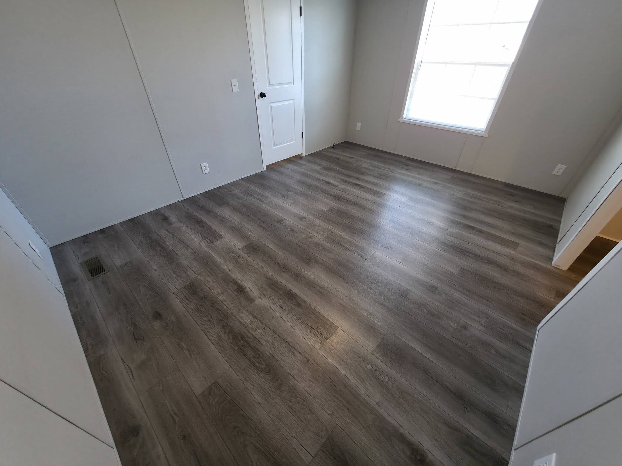 Building Photo - 1404 W Commodore Blvd