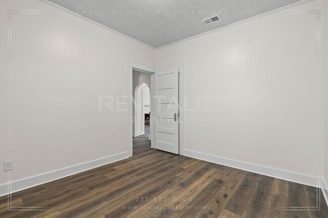 Building Photo - Charming 3 Bed 2 Bath Bungalow in Mobile