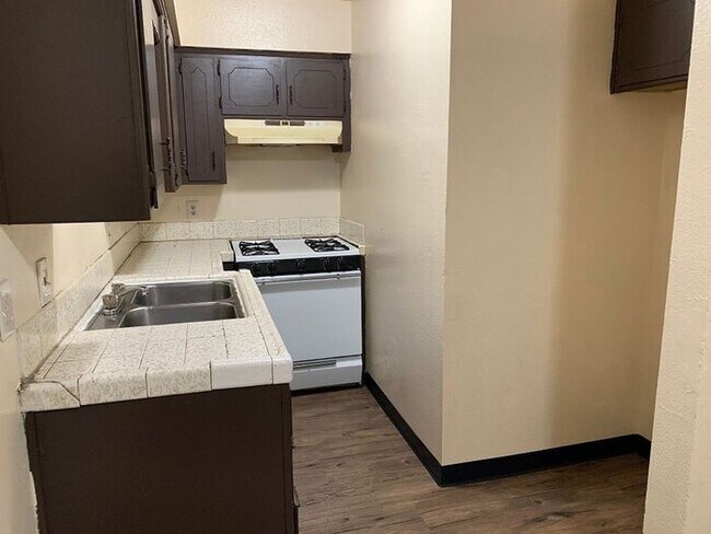 Building Photo - Downstairs unit approaching Downtown Visalia!