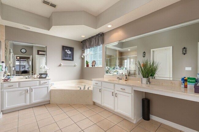 Building Photo - One story beauty in Errol Estates and Loca...