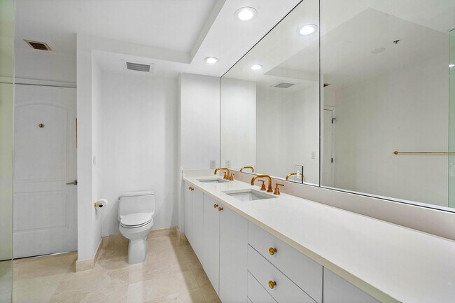 Building Photo - 801 S Olive Ave