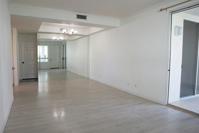 Building Photo - 401 El Cielo Rd