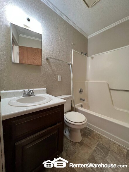 Building Photo - 912 E Railroad Ave