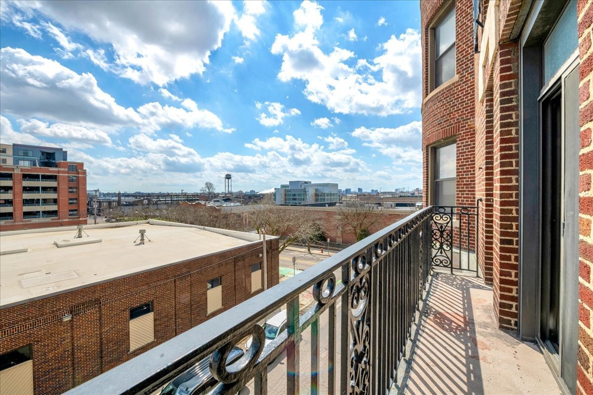 Building Photo - 2900 E Jefferson Ave