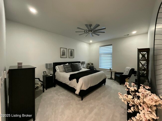 Building Photo - 324 E Main St