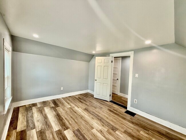 Building Photo - 10 Clark St