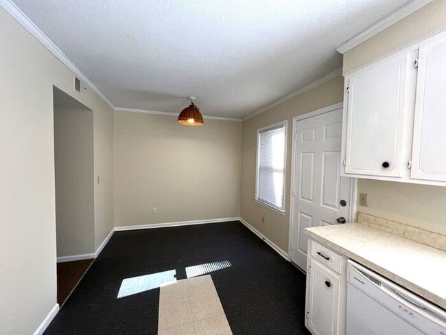Building Photo - Two story duplex home! feels private like ...