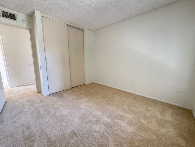 Building Photo - Beautiful Valencia 4 Bedroom Home