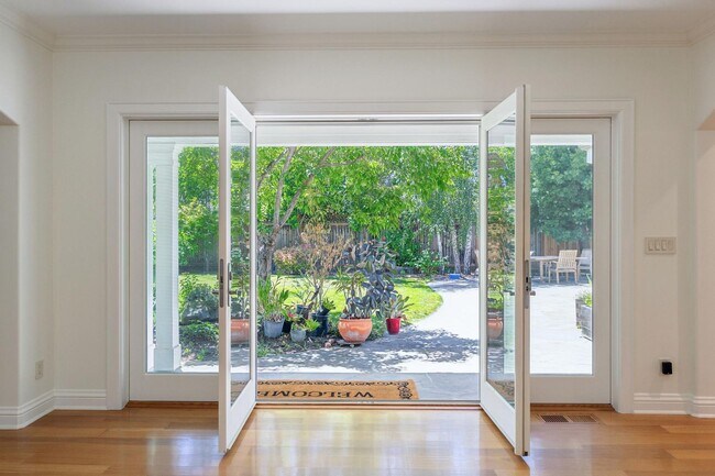 Building Photo - Beautiful, Old-World-style Home in the Heart of Central Menlo Park