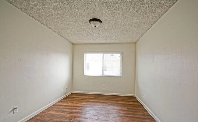 Bed 2 - 2016 Nelson Ave