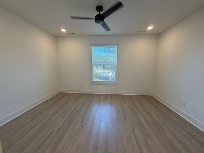 Building Photo - 1365 S Duncan Ave