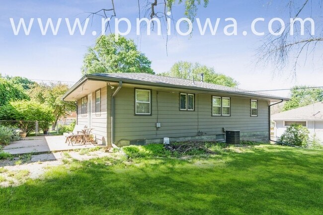 Building Photo - WELCOME HOME!! 3 Bedroom, 1 Bath Home in Des Moines