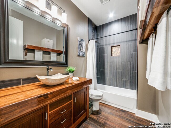 Building Photo - 5 Bedroom/3.5 Bathroom Home in the Ensenad...