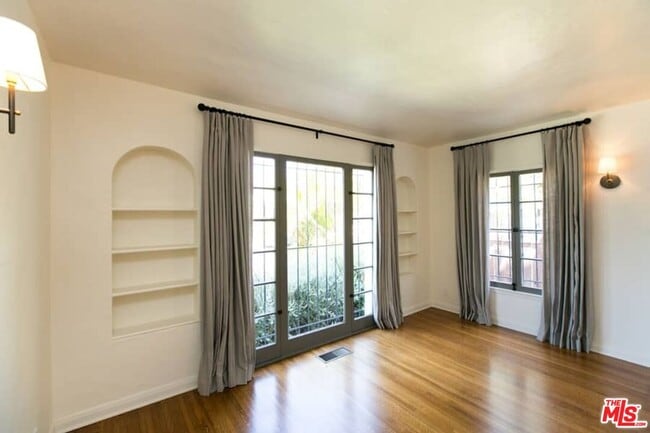 Building Photo - 1136 S Hayworth Ave
