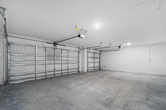 Building Photo - 11 Burgundy Pl