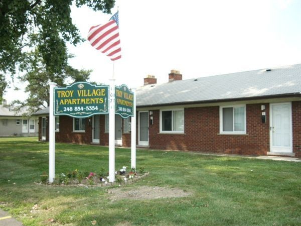 Primary Photo - 1071 Rochester Rd