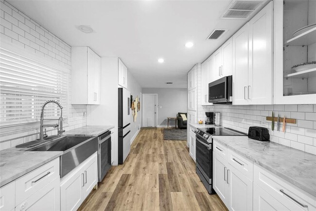 Building Photo - 412 Pinar Dr