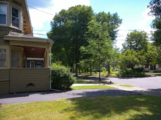 Building Photo - AVAILABLE 8/1/26 Unique Third Floor Apartment