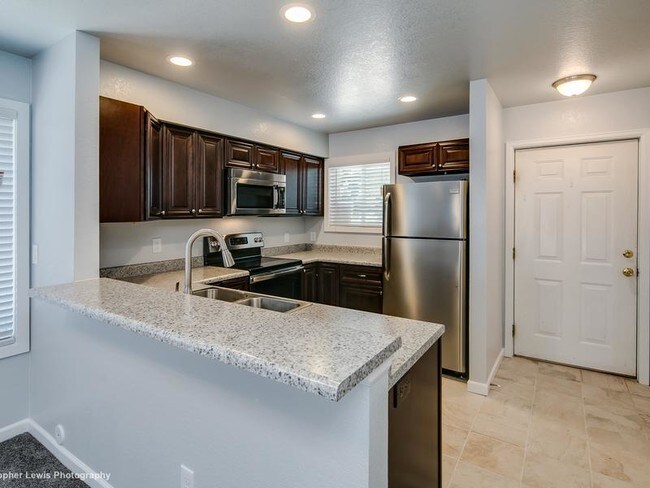 Building Photo - 1140 Poplar Ave