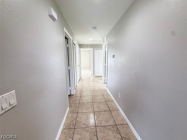Building Photo - 208 Hightower Ave S