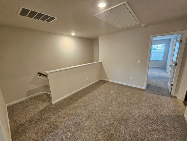 Building Photo - Like-New townhome in Concord