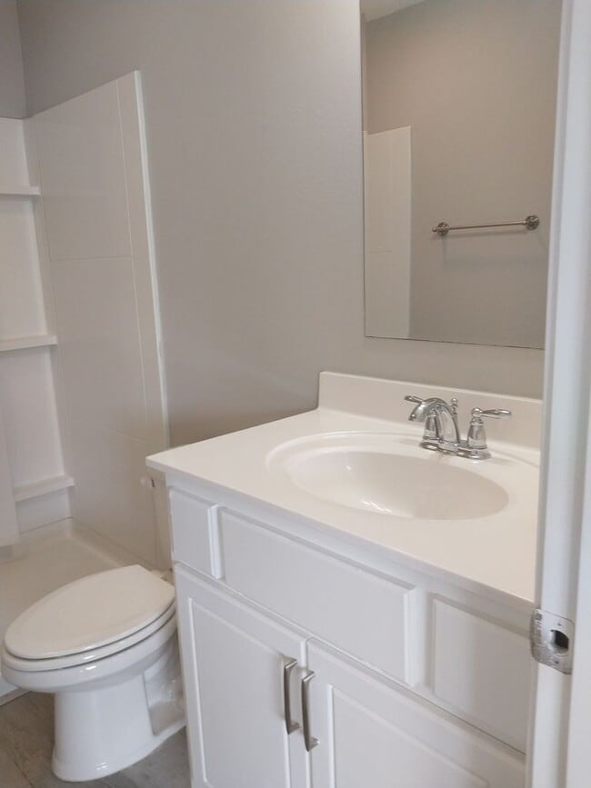 Building Photo - Gorgeous 3 Bedroom 2 Bath Townhome