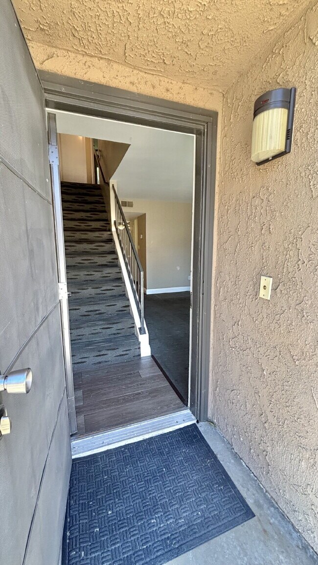 Building Photo - 2 Bedrooms Townhome Availble For Rent in Indio