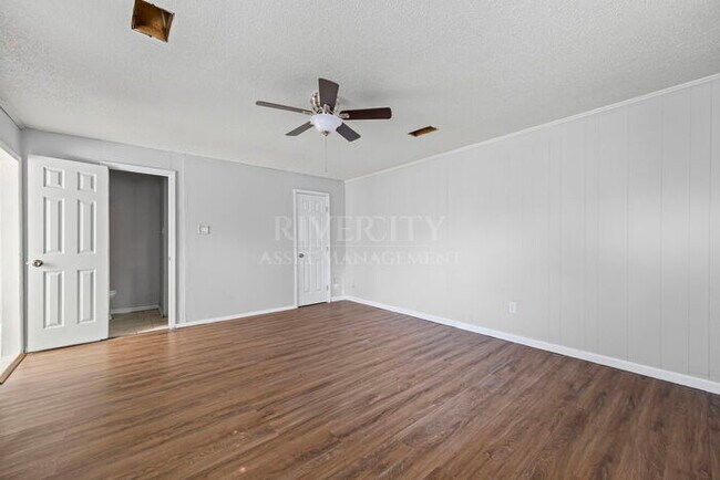 Building Photo - A MUST SEE !!!! FULLY RENOVATED AND SECTION 8 WELCOMED !!!!!