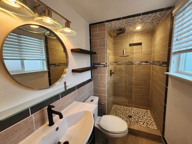 Building Photo - Spacious 5 Bed Home with Finished Basement, Multiple Living Areas & Private Backyard