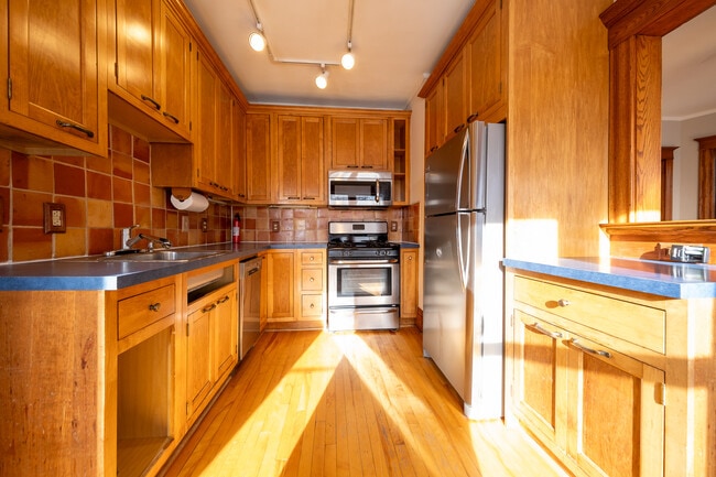 Building Photo - 507 W 33rd St