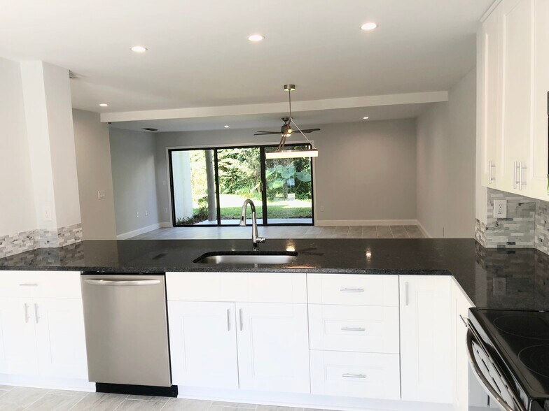 Building Photo - 7940 Los Robles Ct