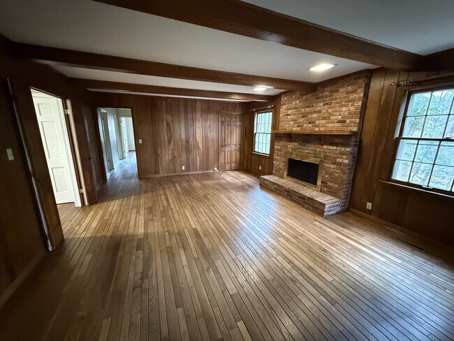 Building Photo - 565 Paris St