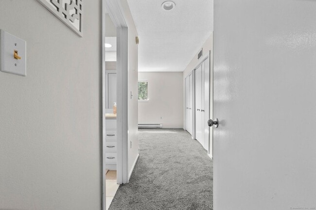Building Photo - 43 Great Meadow Ln