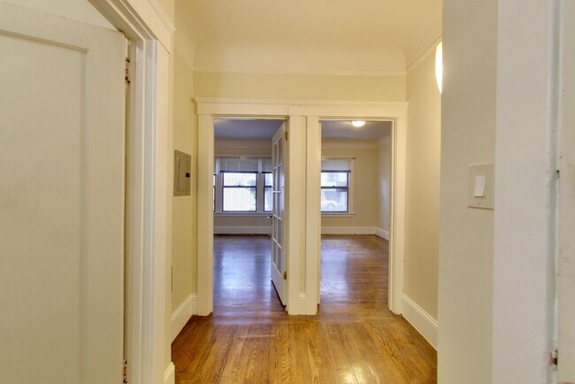 Building Photo - 2BR. Private Patio! Parking! DISHWASHER! On-Site LAUNDRY! HARDWOOD!