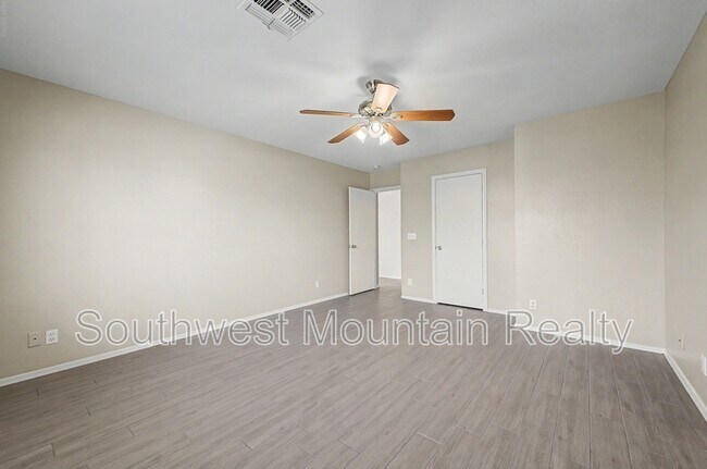 Building Photo - 2272 E Remington Pl