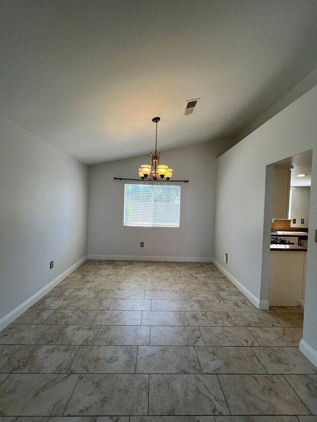 Building Photo - 7501 Canyon Clover Dr