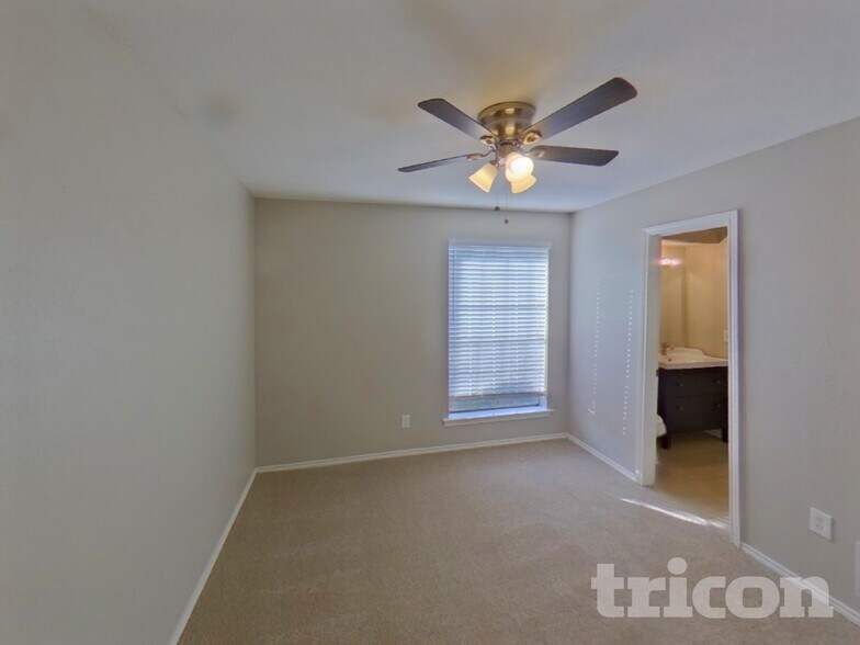 Building Photo - 600 Spring Willow Dr