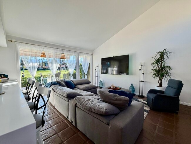 Building Photo - 177 Las Lomas