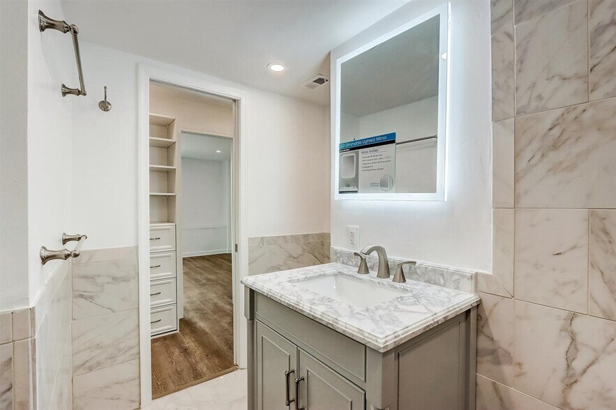 Primary ensuite bath with marble vanity - 240 M St SW
