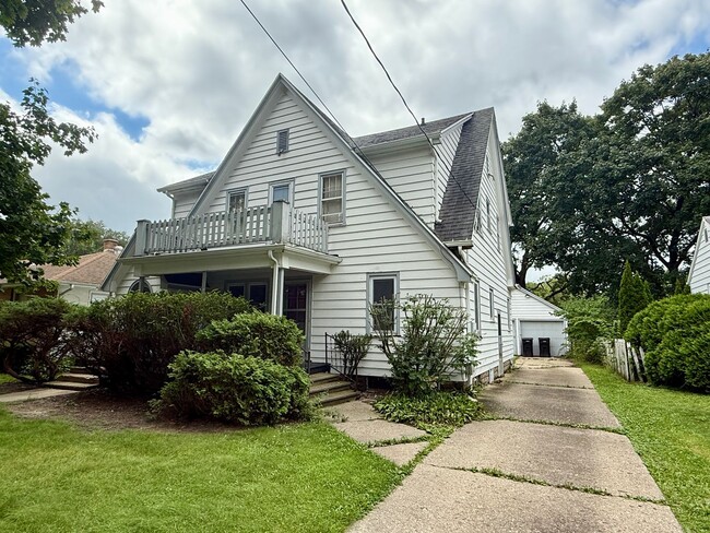 Building Photo - Lower 2 bedroom near Downtown Beloit