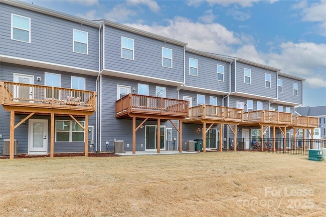 Building Photo - 5038 Springarn Ct