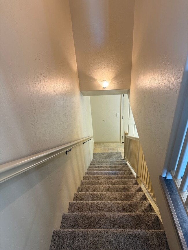 Building Photo - 2BED 2.5 BATH - TOWNHOME IN A QUIET NEIGHBORHOOD