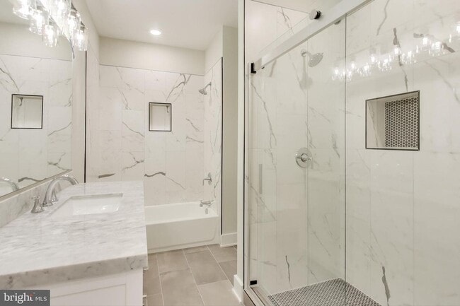 Building Photo - 5333 Hayes St NE