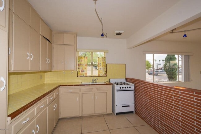 Building Photo - 2915 E 10th St